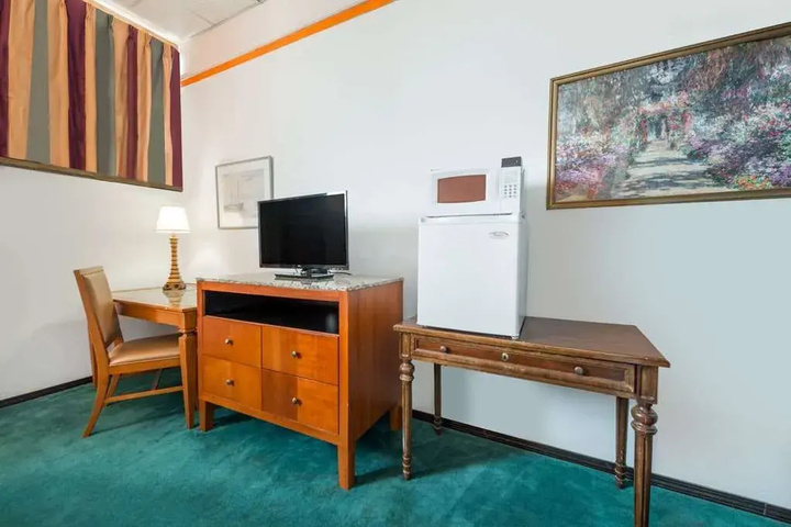 Room 5 of 13