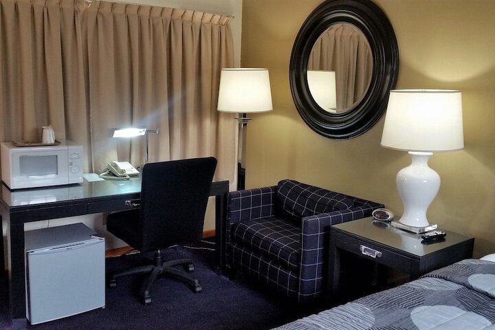 1 Queen Bed (6 of 10)