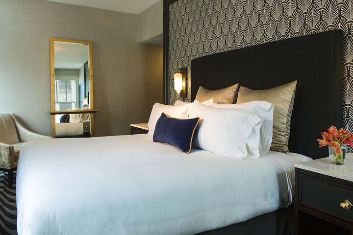 Deluxe King Bed (8 of 23)