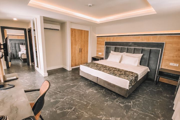 Room 9 of 28