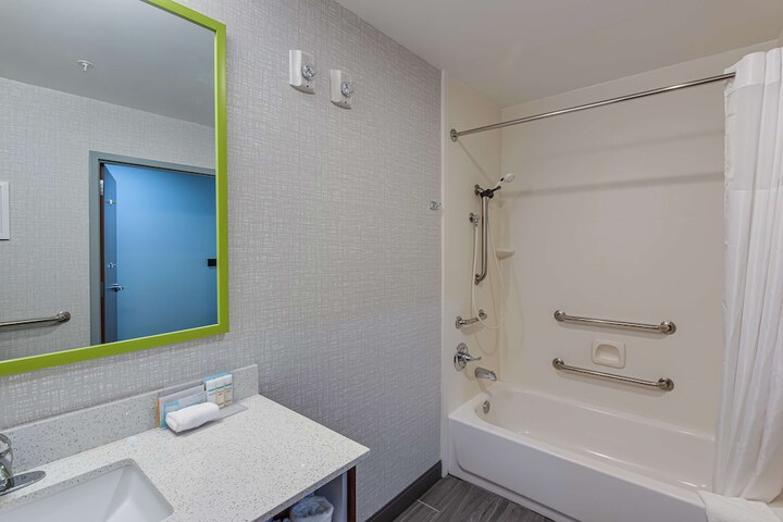 2 Queen Accessible Room with Roll in Shower (2 of 5)