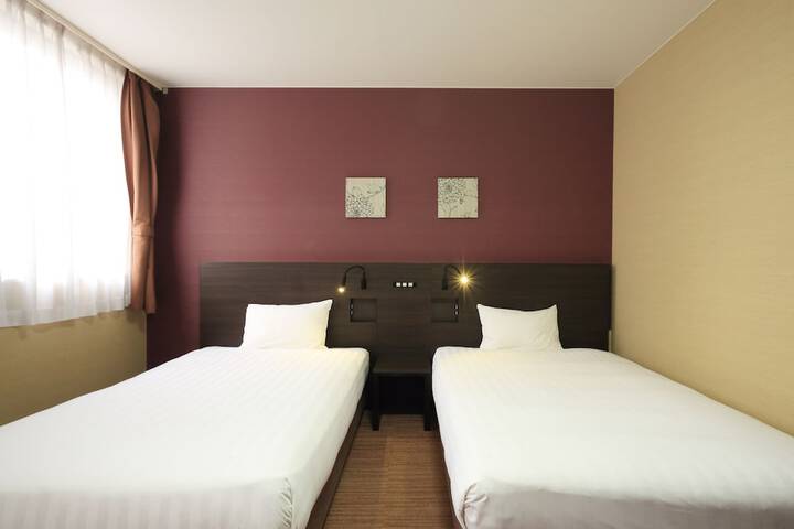 Room 13 of 35