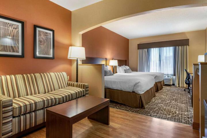 2 Queen Beds High Speed Internet Accessible Coffee Maker, Hairdryer Iron and Ironing Board Full Breakfast (10 of 22)