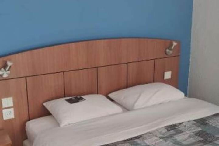 Room 13 of 37