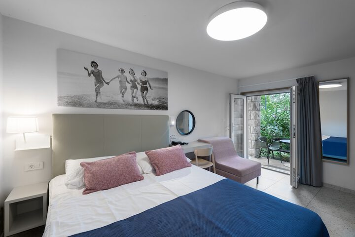 Room 12 of 120
