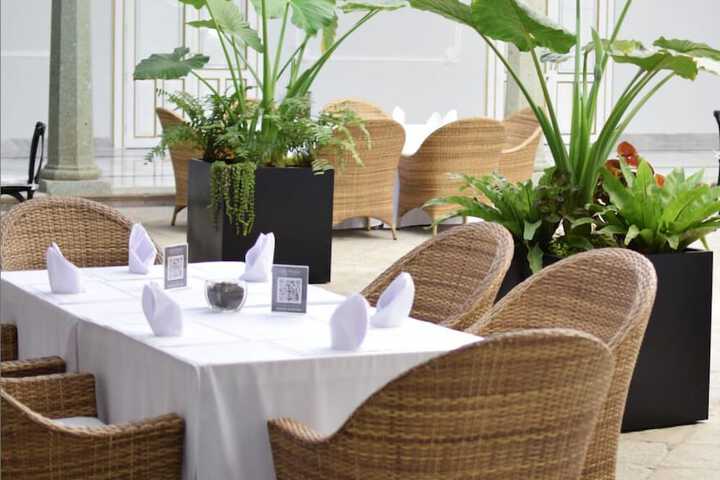 Dining 47 of 58