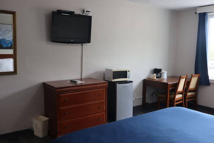Room 6 of 28