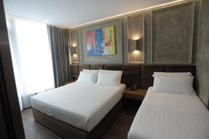 Room 9 of 33