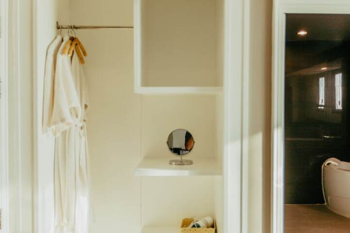 Room 10 of 32