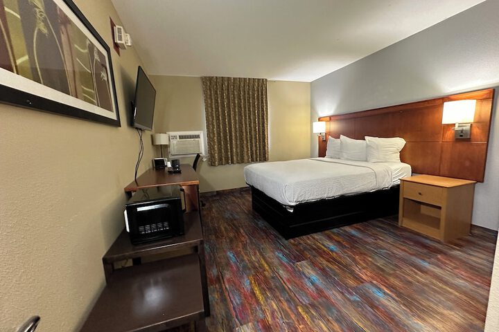 1 Queen Bed (18 of 30)