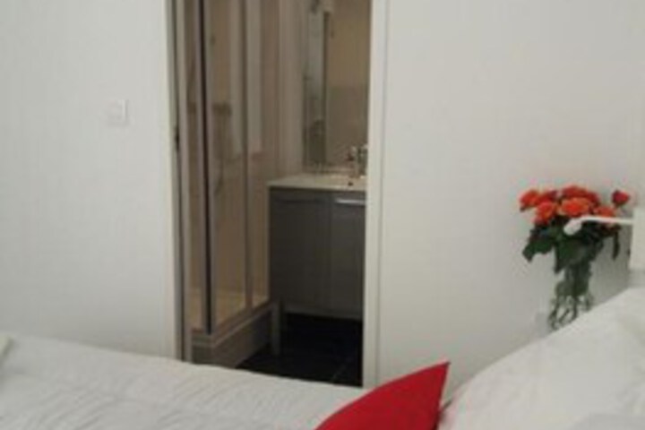 Room 33 of 40