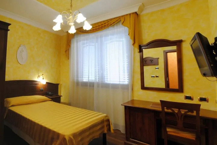 Room 9 of 13