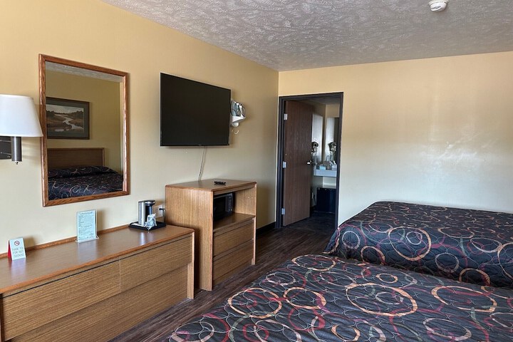Room 6 of 8