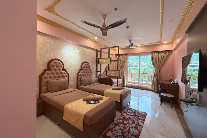 Room 12 of 32