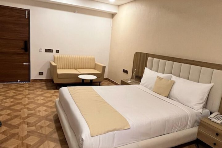 Room 10 of 33