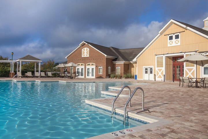 Indoor/outdoor pool