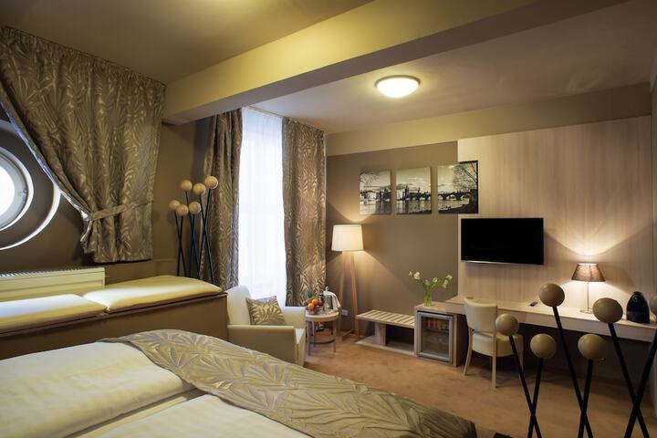 Room 8 of 70