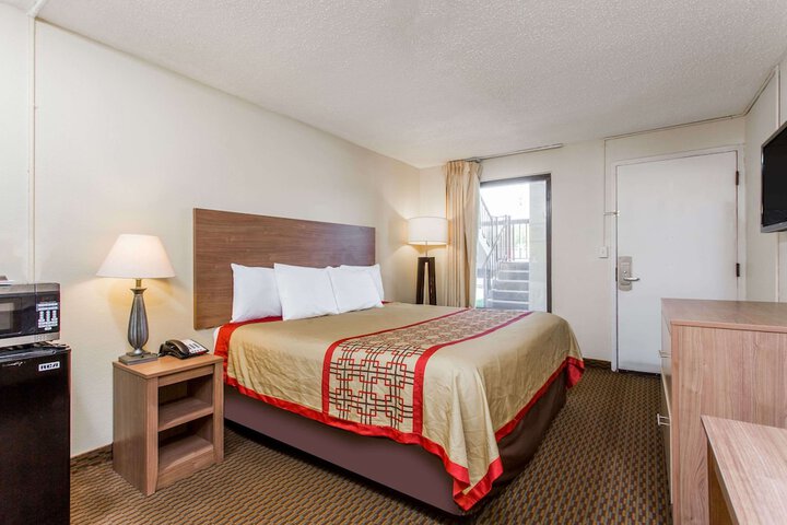 1 King Bed (5 of 10)