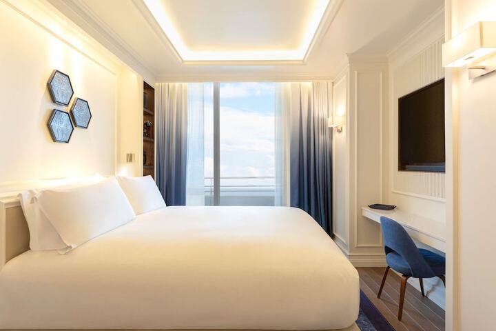 Room 43 of 165