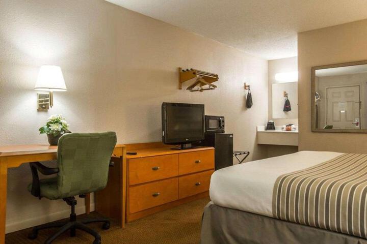 1 King Bed Accessible (6 of 7)