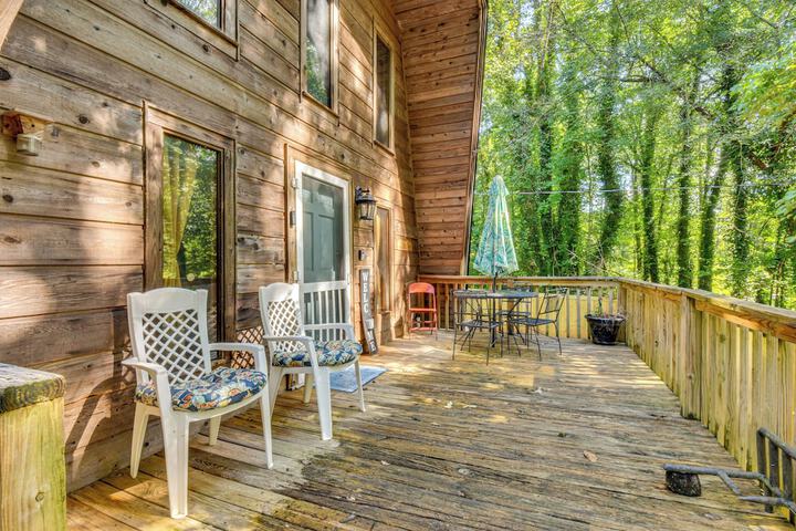 Pet-friendly Lavonia Cabin Walk to Lake Hartwell!
