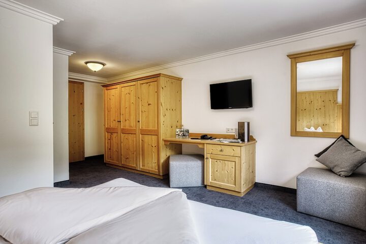 Room 42 of 212