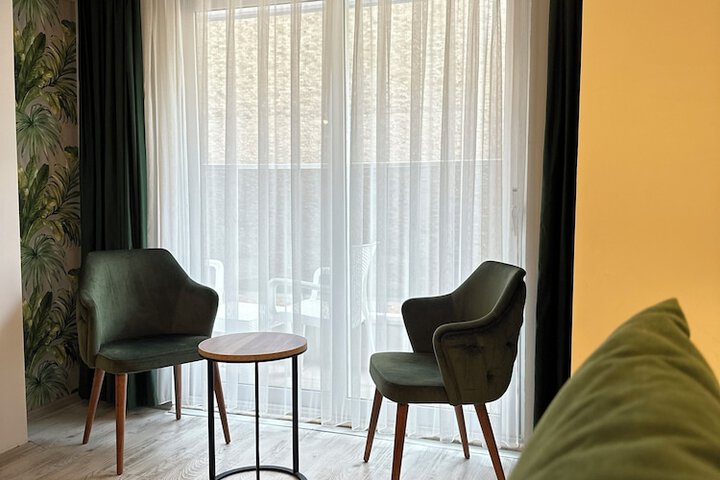 Room 10 of 102