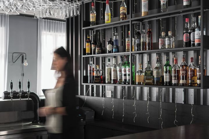 Lounge 34 of 38