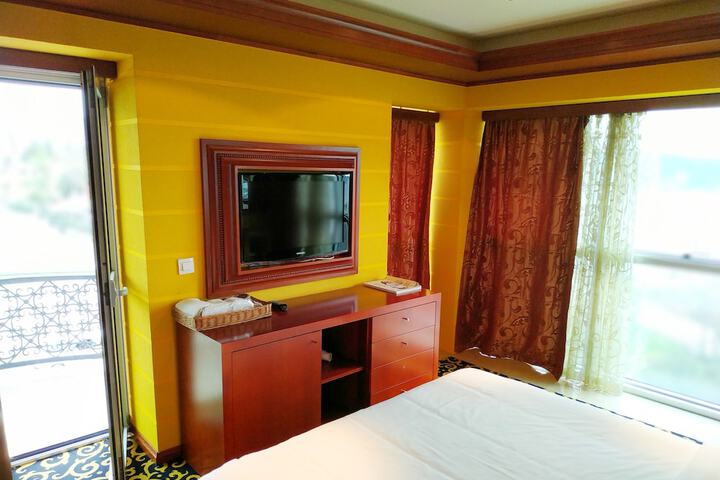Room 12 of 18