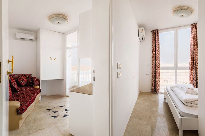 Room 5 of 98