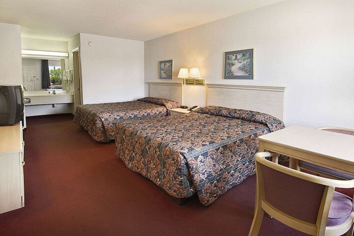 2 Queen Beds (5 of 9)