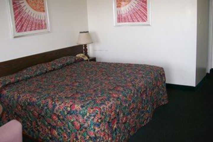Room 6 of 18