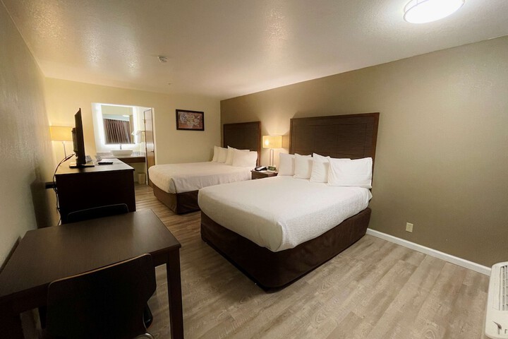 1 Queen Bed WiFi, Microwave, Refrigerator Table and Chairs Continental Breakfast (10 of 17)