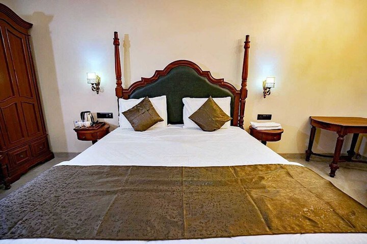 Room 33 of 136