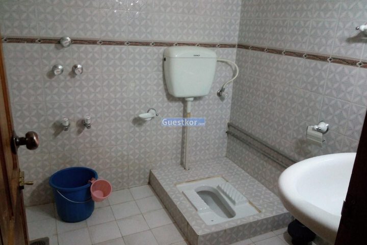 Room 6 of 8