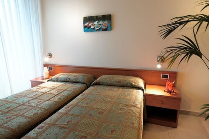 Room 12 of 21