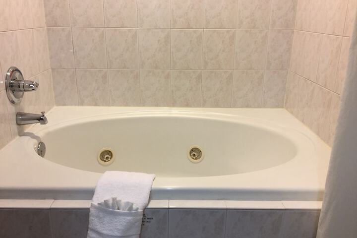 Deluxe Suite King Bed (3 of 9)