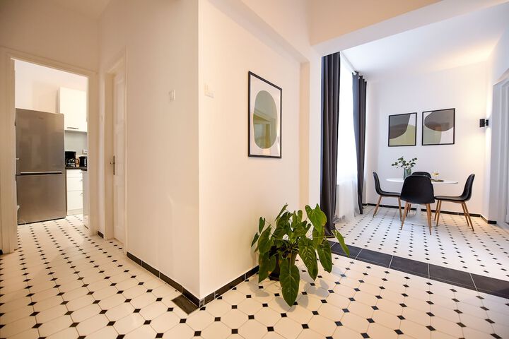 Ballroom/Hall 8 of 10