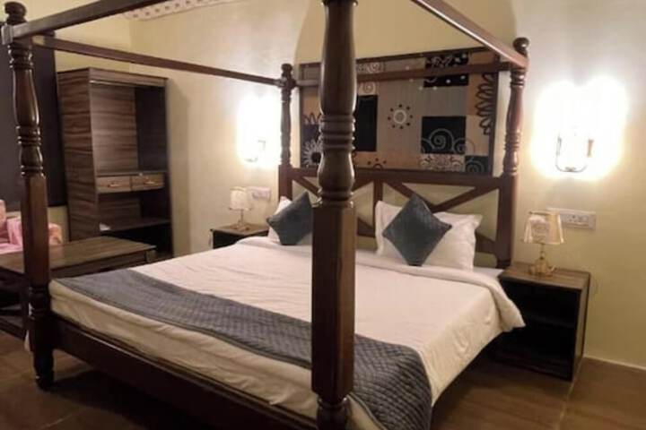 Room 11 of 25