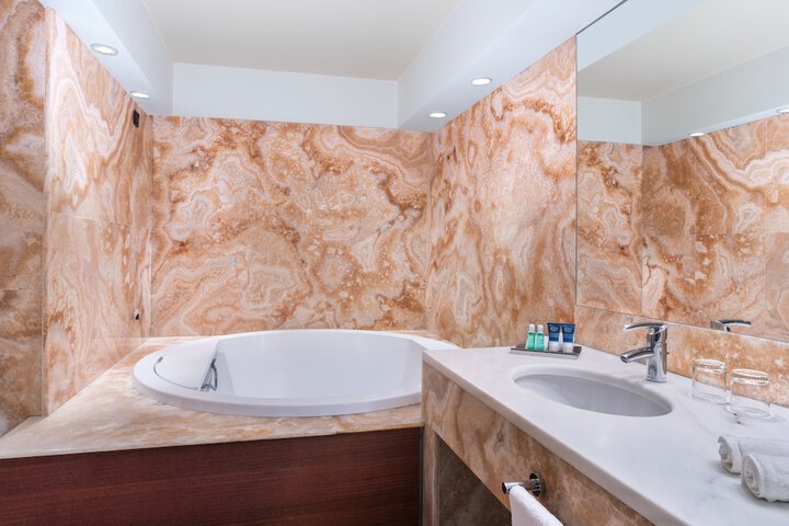 Jetted tub
