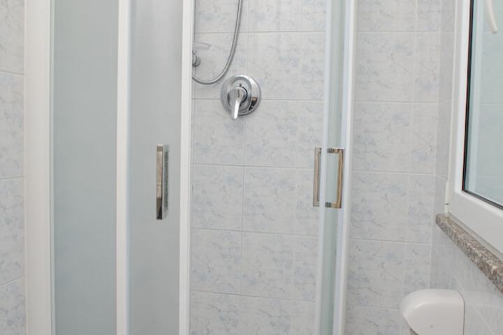 Room 6 of 12