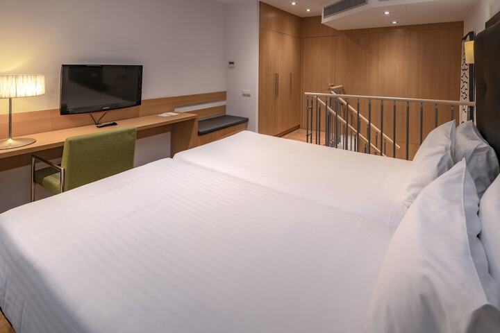 Room 8 of 40