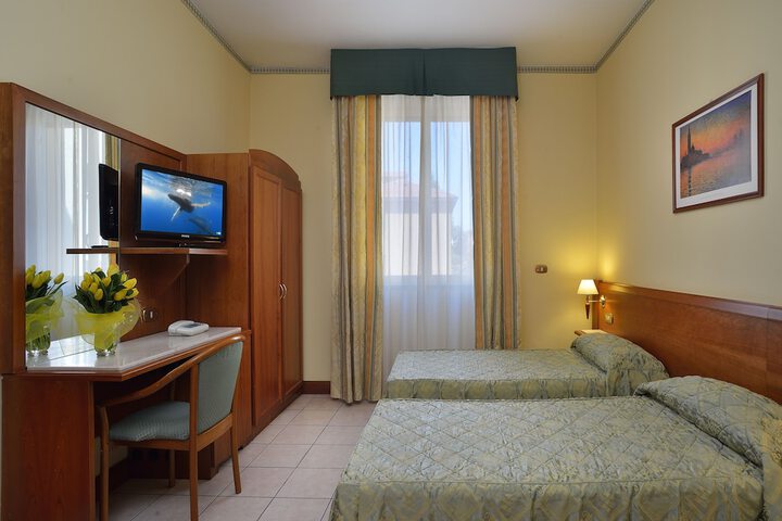 Room 13 of 26