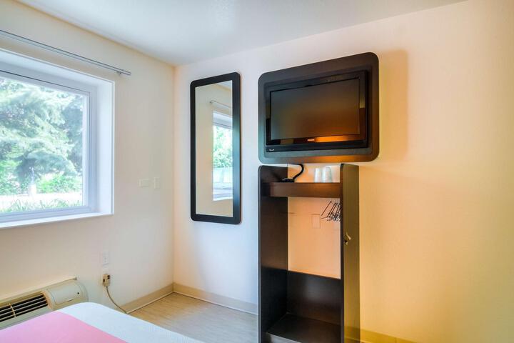 1 Queen Bed Micfridge (13 of 16)