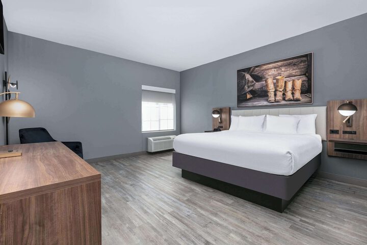1 King Bed (3 of 3)