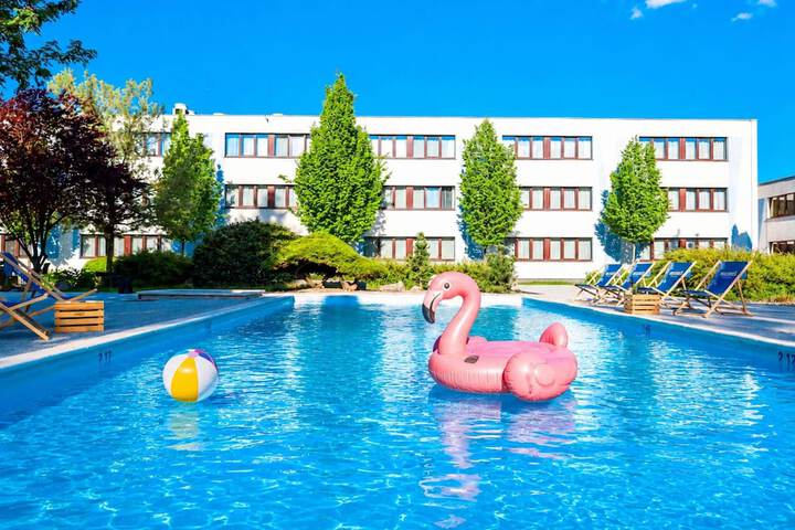 Pool 53 of 141