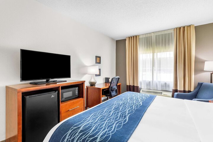 1 King Bed Business Room Upgrade (2 of 13)