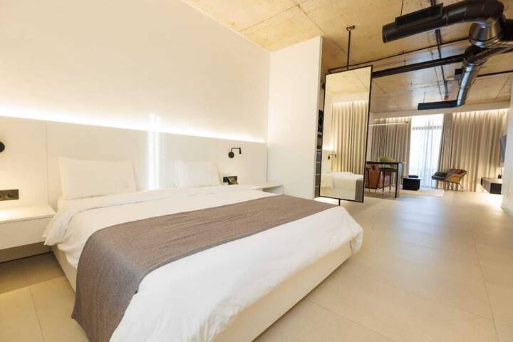 Room 10 of 28
