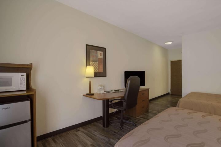 2 Queen Beds (6 of 16)