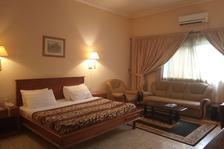 Room 6 of 35